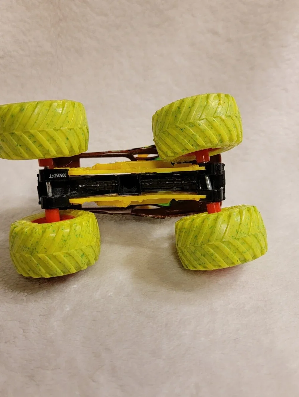 Monster Jam El Toro Loco Zombie Invasion Monster Truck 1:64 Diecast Neon Tires